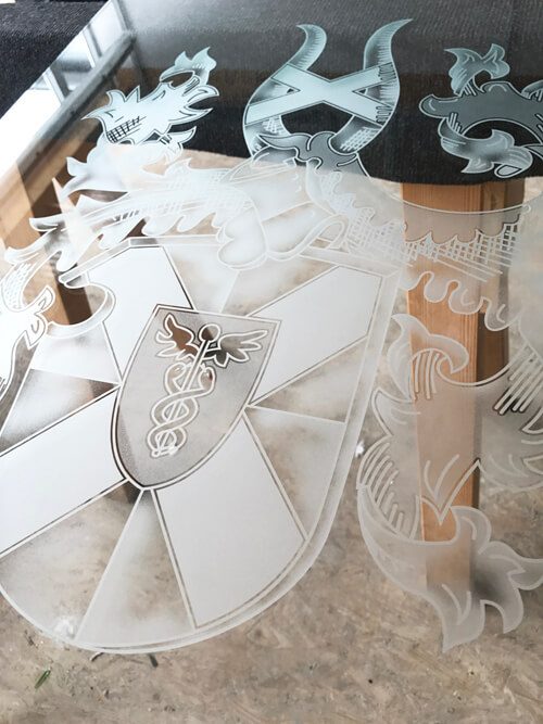 Familienwappen auf Glas
