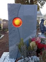 Grabstein mit Sonne